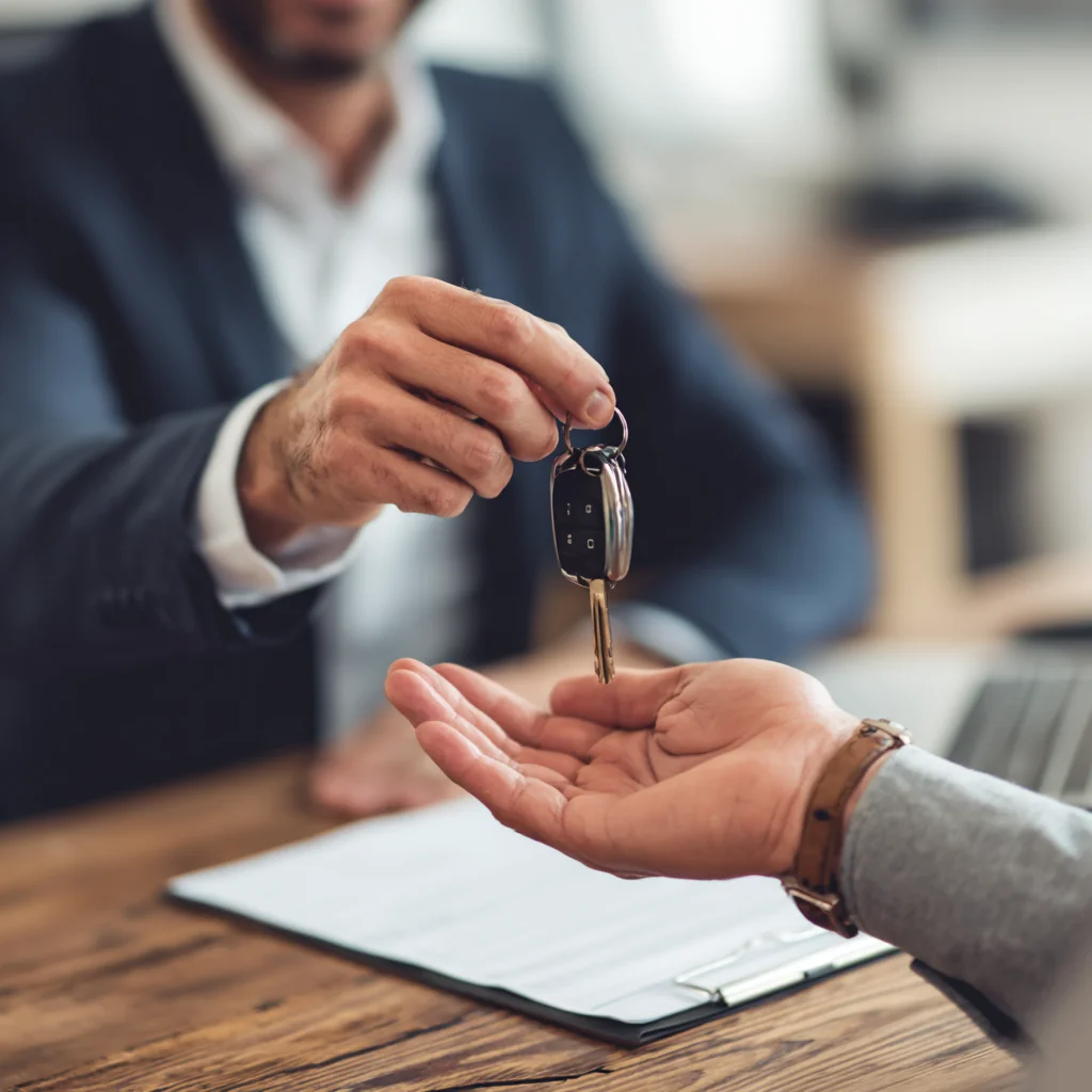 Русскоязычный мигрант получает выплату по автостраховке после ДТП в США